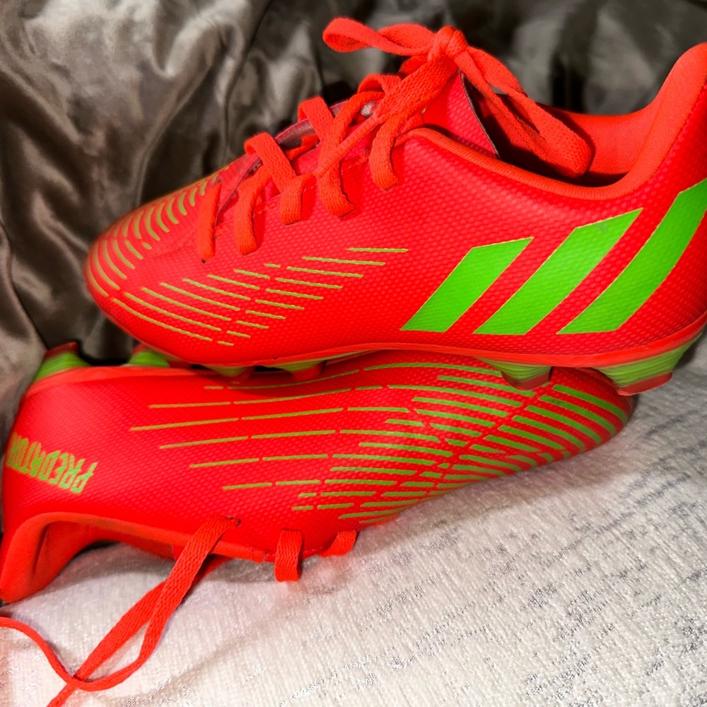 Predator sz 2 1/5 kids soccer cleats